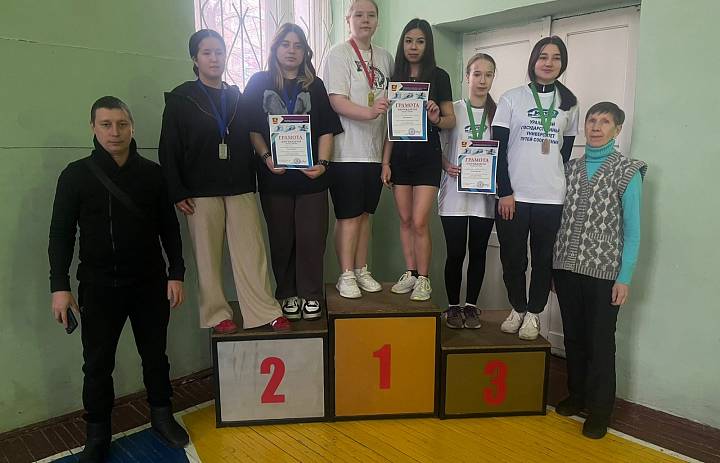 В напряжённой